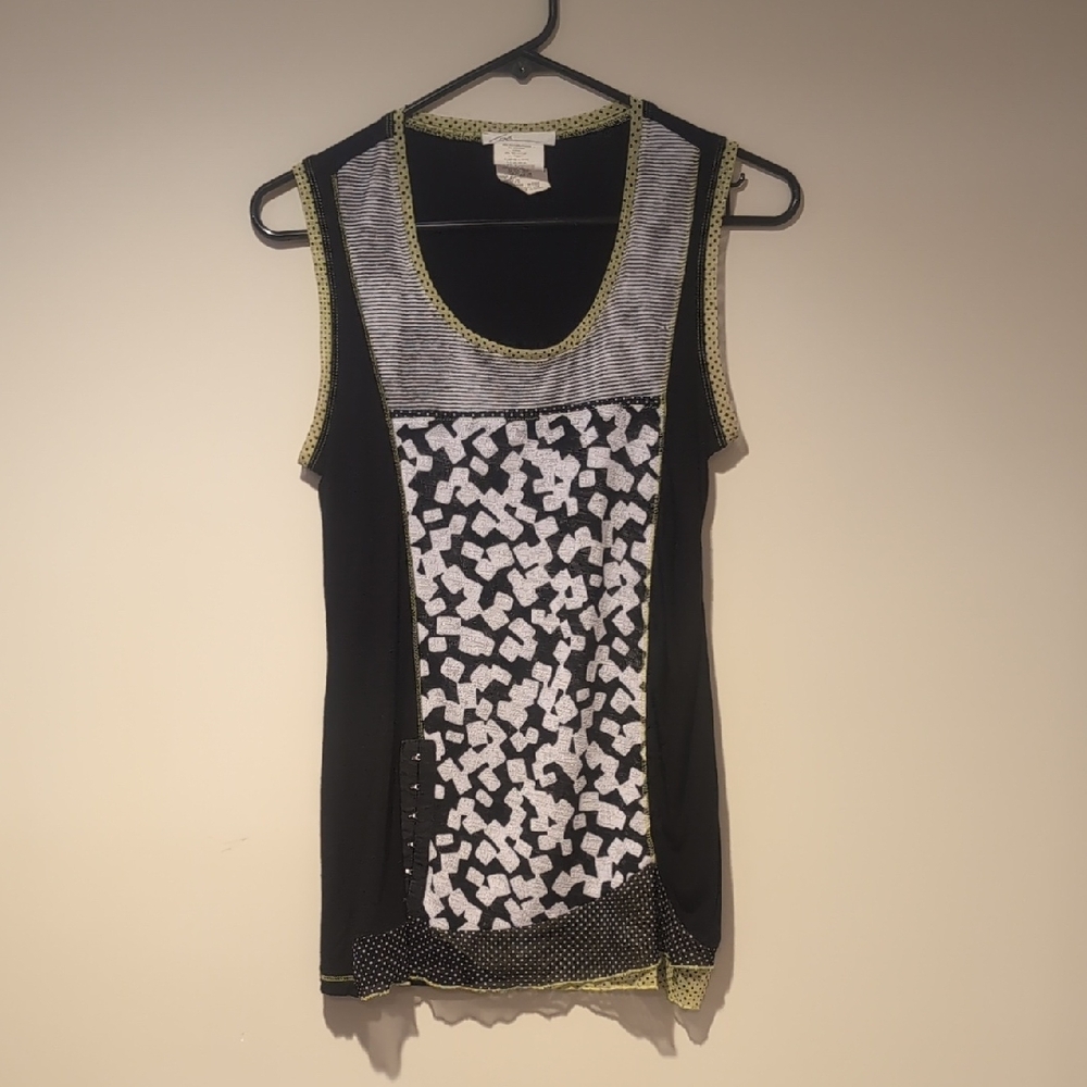ZOÉ - Stylish Black & White Patterned Sleeveless Top with Neon Trim